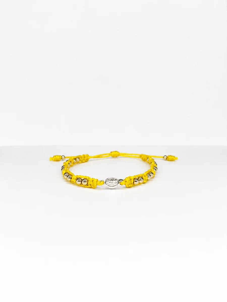 Pulsera de Hilo Macramé Amarillo con Dijes de Plata de la Virgen y Balines